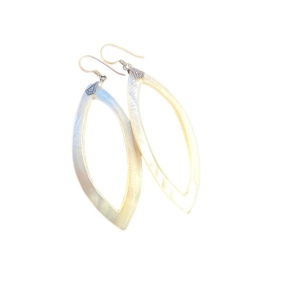 Carved mother of pearl shell earrings marked 925 - Picture 5 of 11